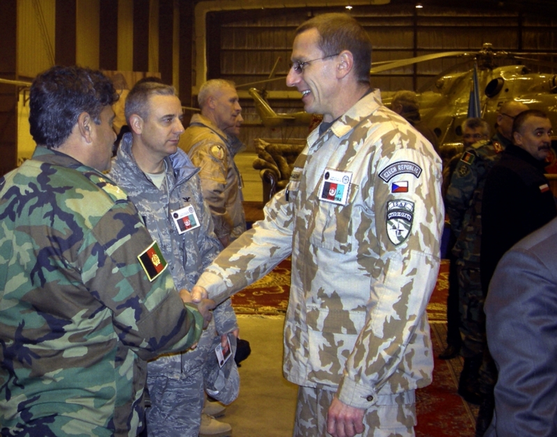 Vladimír Halenka (uprostřed) zastupoval 17. ledna 2008 českou armádu na ceremoniálu u příležitosti "znovuzrození" afghánských vzdušných sil na letišti v Kábulu. Ilustrační foto.