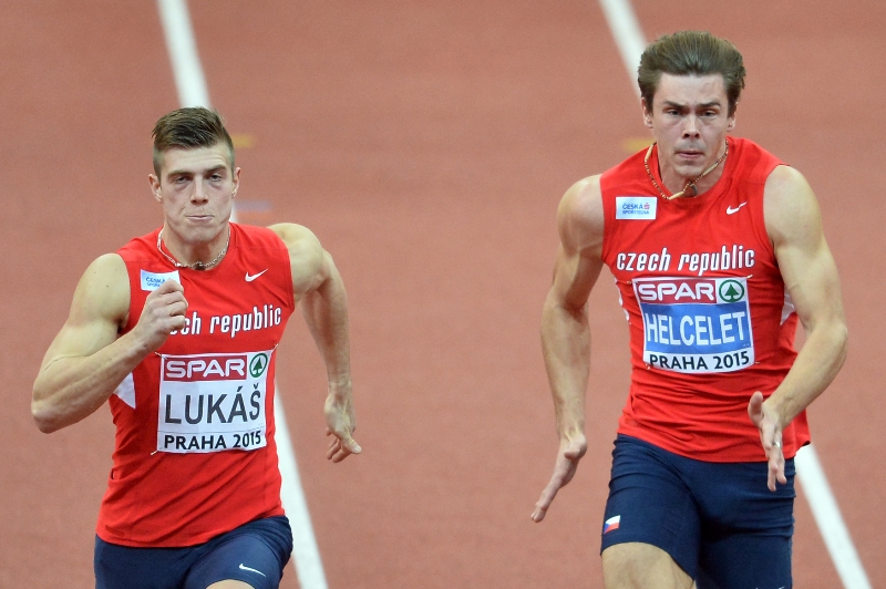 Běžec Marek Lukáš (vlevo).