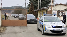 Ministr vnitra Milan Chovanec a ministr financí Andrej Babiš odjíždějí z areálu ve Vrběticích na Zlínsku.
