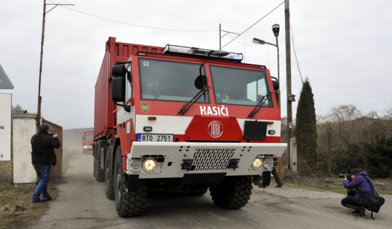 Hasičská nákladní auta odvážejí munici ze skladů ve Vrběticích na Zlínsku. Hasičská nákladní auta odvážejí munici ze skladů ve Vrběticích na Zlínsku.