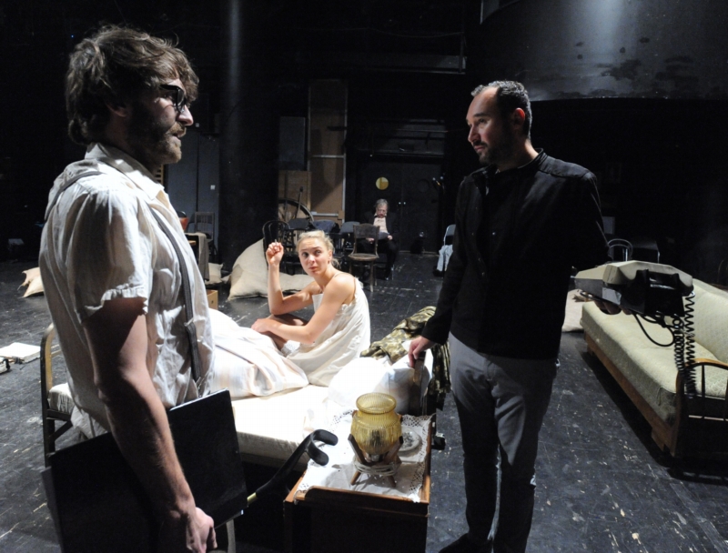 Jan Grundman (zleva), Sára Venclovská a režisér Marián Amsler v HaDivadle při zkoušce hry Vyhnání Gerty Schnirch. Jan Grundman (zleva), Sára Venclovská a režisér Marián Amsler v HaDivadle při zkoušce hry Vyhnání Gerty Schnirch.