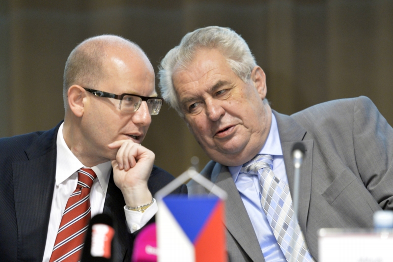 Premiér Bohuslav Sobotka a prezident Miloš Zeman. Premiér Bohuslav Sobotka a prezident Miloš Zeman.