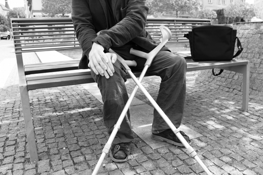 Lidem s vážnou zdravotní komplikací se dramaticky zvyšují výdaje na medikamenty, rehabilitace, asistenty a podobně.