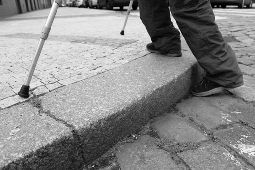Praha není zdaleka bezbariérová. Překážky, které na svých cestách musí lidé denně překonávat, spadají do kategorie "fyzické".