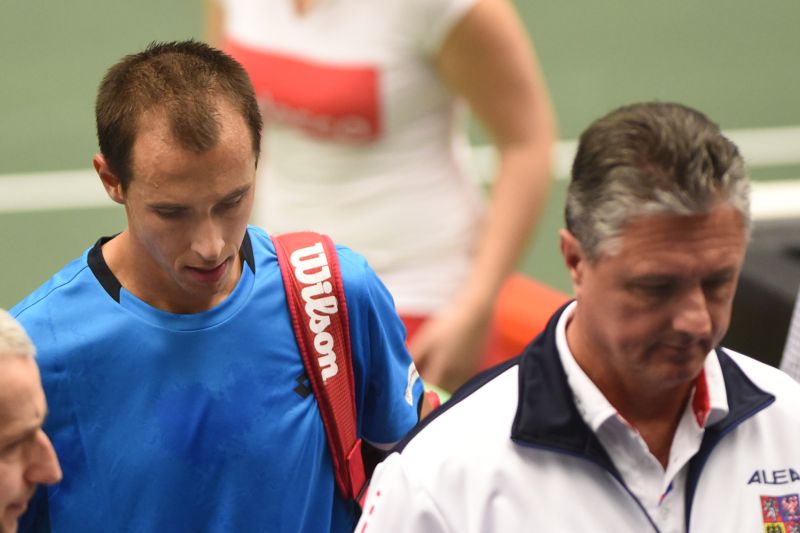 ČR-Austrálie, utkání 1. kola tenisového Davisova poháru - úvodní dvouhry, 6. března v Ostravě. Zleva Lukáš Rosol a nehrající kapitán Jaroslav Navrátil po prohře s Thanasim Kokkinakisem.