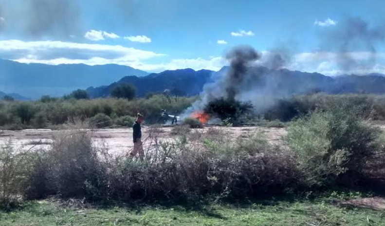 Hořící trosky helikoptér krátce po havárii v argentinské provincii La Rioja.