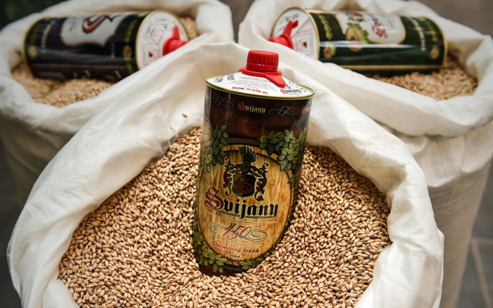 Pivovar Svijany začal nabízet pivo ve dvoulitrových uzavíratelných plechovkách.