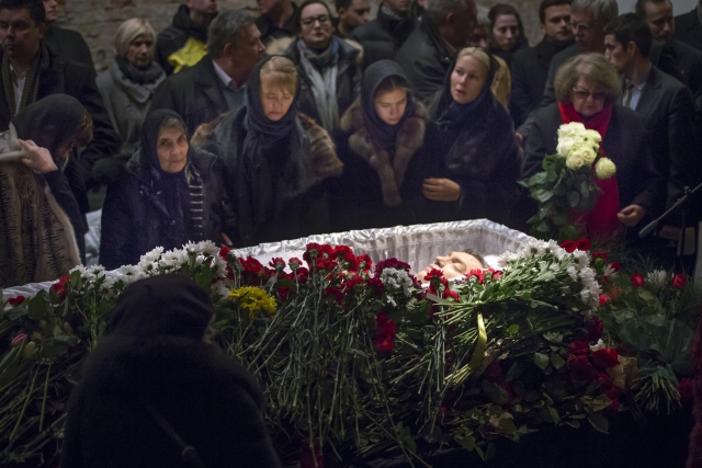 Truchlící rodina nad rakví zavražděného kritika Putinova režimu.