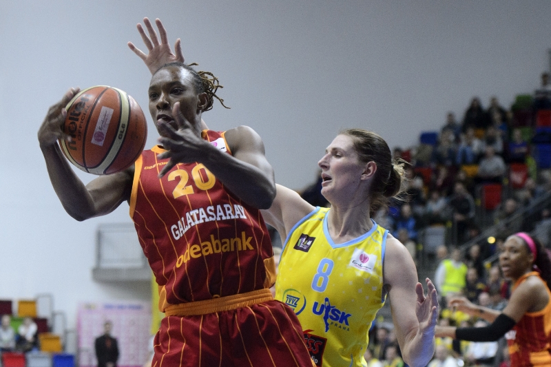 Utkání 11. kola Evropské ligy basketbalistek, skupina A: ZVVZ USK Praha - Galatasaray Istanbul, 28. ledna v Praze. Zleva Sancho Lyttleová z Galatasaraye a Ilona Burgerová z USK. Utkání 11. kola Evropské ligy basketbalistek, skupina A: ZVVZ USK Praha - Galatasaray Istanbul, 28. ledna v Praze. Zleva Sancho Lyttleová z Galatasaraye a Ilona Burgerová z USK.