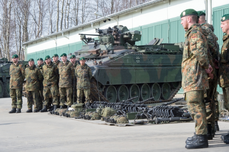 Německá pěchota NATO ukazuje své vybavení při cvičení.