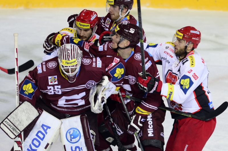 Čtvrtfinále play off hokejové extraligy - 1. zápas: HC Sparta Praha - Mountfield Hradec Králové, 11. března v Praze. Strkanice před brankářem Sparty Filipem Novotným (vlevo vpředu). Čtvrtfinále play off hokejové extraligy - 1. zápas: HC Sparta Praha - Mountfield Hradec Králové, 11. března v Praze. Strkanice před brankářem Sparty Filipem Novotným (vlevo vpředu).