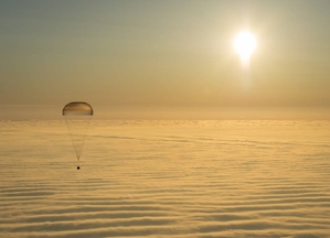Návratový modul s astronauty.