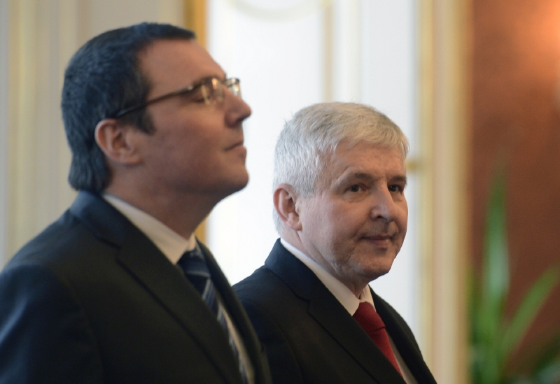 Guvernér ČNB Miroslav Singer (vlevo) a bývalý premiér a člen rady ČNB Jiří Rusnok.