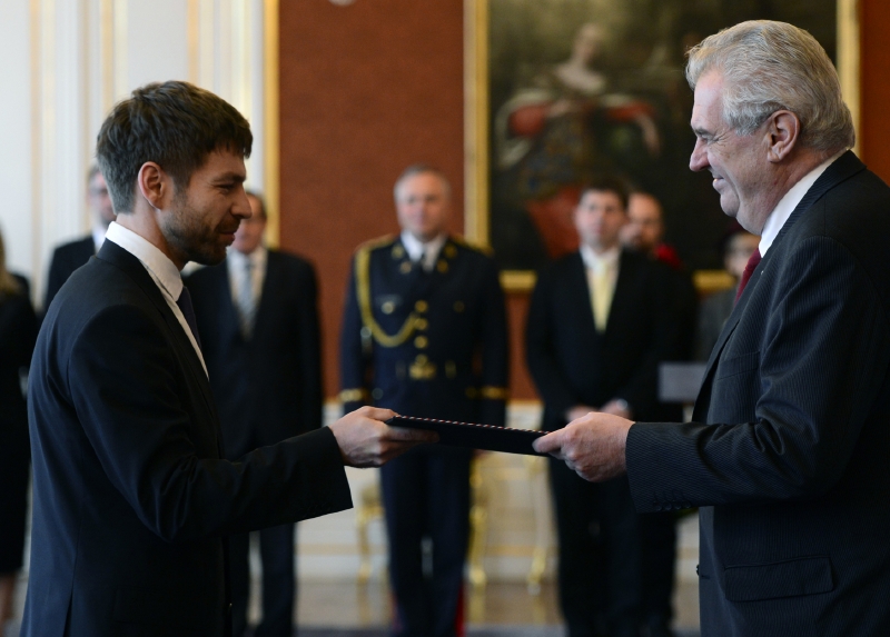 Robert Pelikán (vlevo) složil na Hradě přísahu a byl jmenován ministrem spravedlnosti.