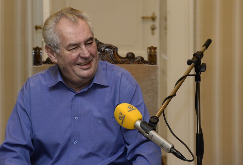 Prezident Miloše Zeman několikrát do roka promlouvá z Lán prostřednictvím Frekvence 1 či webových stránek Blesk. Prezident Miloše Zeman několikrát do roka promlouvá z Lán prostřednictvím Frekvence 1 či webových stránek Blesk.