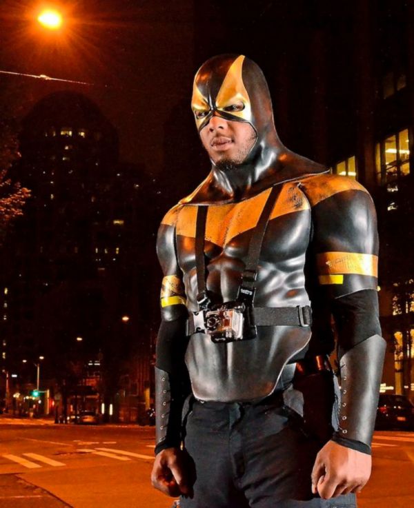 Opravdový superhrdina, která si říká Phoenix Jones.