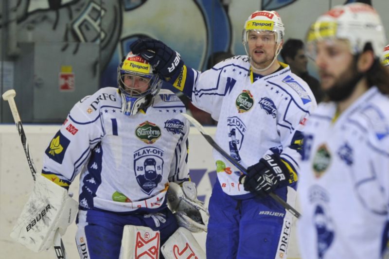 Čtvrtfinále play off hokejové extraligy HC Kometa Brno - PSG Zlín, 2. zápas, 12. března v Brně. Brankář Komety Marek Čiliak a obránce Tomáš Malec se radují z vítězství. Čtvrtfinále play off hokejové extraligy HC Kometa Brno - PSG Zlín, 2. zápas, 12. března v Brně. Brankář Komety Marek Čiliak a obránce Tomáš Malec se radují z vítězství.