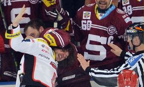 Čtvrtfinále play off hokejové extraligy HC Sparta Praha - Mountfield Hradec Králové, 2. zápas, 12. března v Praze. Obránce Sparty Michal Barinka v potyčce s útočníkem Hradce Collinem Valcourtem (vpředu).