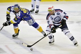 Čtvrtfinále play off hokejové extraligy HC Kometa Brno - PSG Zlín, 1. zápas, 11. března v Brně. Útočník Zlína Zdeněk Okál (vlevo) a útočník Komety Petr Ton