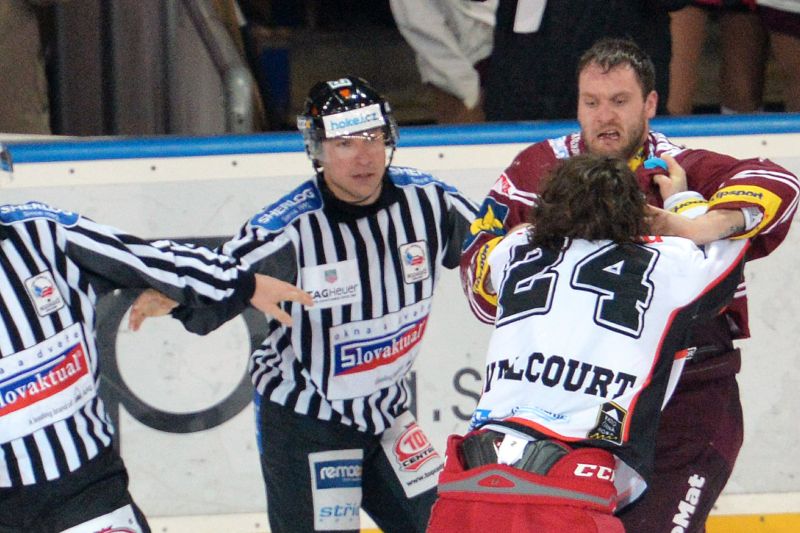 Čtvrtfinále play off hokejové extraligy HC Sparta Praha - Mountfield Hradec Králové, 2. zápas, 12. března v Praze. Obránce Sparty Michal Barinka v potyčce s útočníkem Hradce Collinem Valcourtem.
