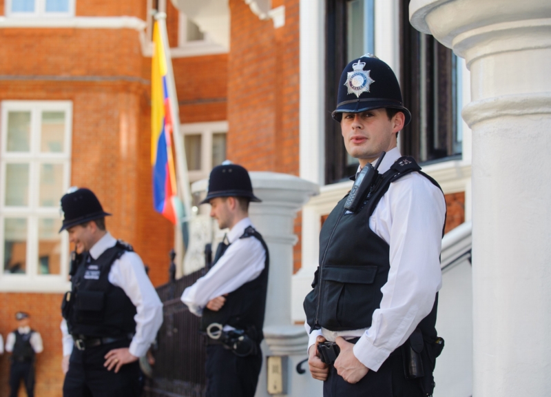 Britská policie hlídá okolí budovy ekvádorské ambasády v Londýně, kde dával Assange rozhovor pro rozhlasovou stanici LBC letos v únoru. Britská policie hlídá okolí budovy ekvádorské ambasády v Londýně, kde dával Assange rozhovor pro rozhlasovou stanici LBC letos v únoru.
