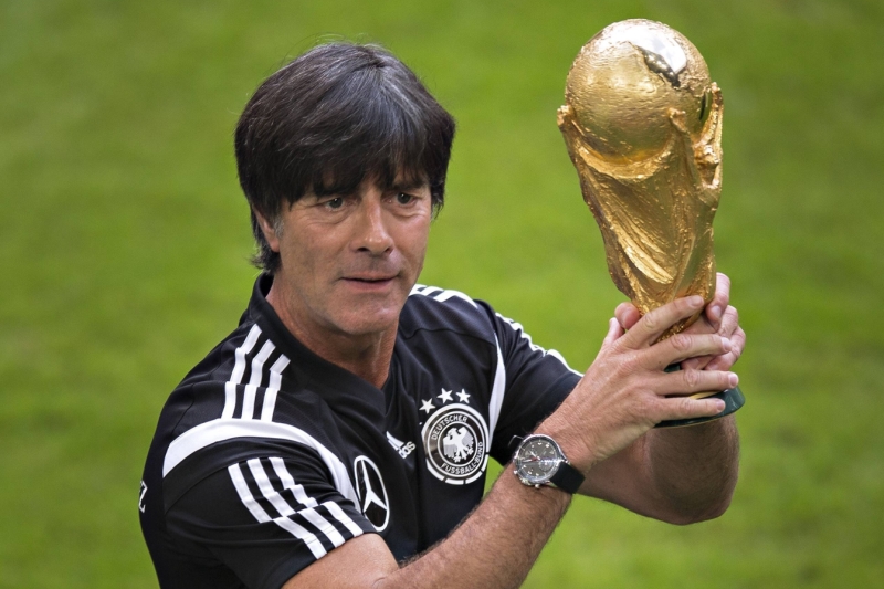 Trenér Joachim Löw povede fotbalisty německé reprezentace až do mistrovství světa v roce 2018. Trenér Joachim Löw povede fotbalisty německé reprezentace až do mistrovství světa v roce 2018.