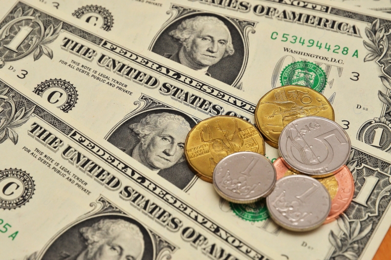 Americký dolar a česká koruna (ilustrační foto). Americký dolar a česká koruna (ilustrační foto).