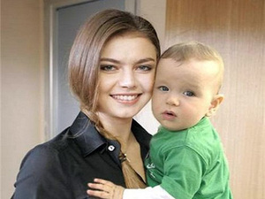 Kabajevová s dítětem. Je trochu větší, ale co. Rusové rostou jako z vody.