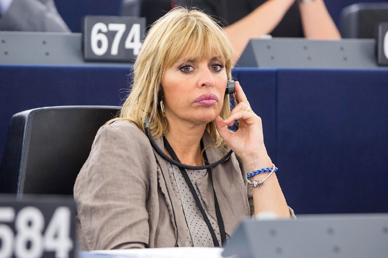 Díru do světa neudělala Mussoliniho vnučka coby zpěvačka, herečka ani modelka, tak to zkouší v politice.
