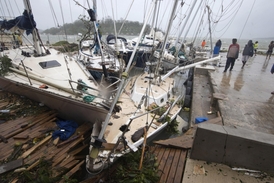 Přístav Vanuatu, bouře ničí vše, co může.