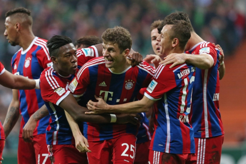Radující se fotbalisté Bayernu Mnichov.