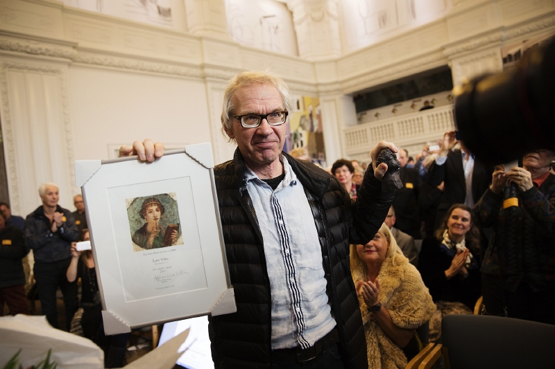 Lars Vilks s cenou, kterou v Kodani převzal.