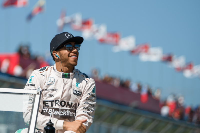 Lewis Hamilton je prvním vítězem sezóny 2015.