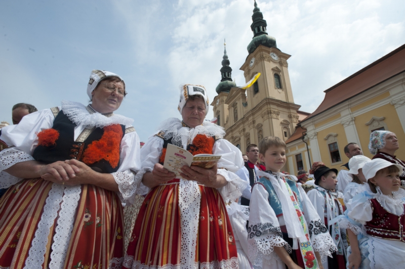 Oslavy výročí Cyrila a Metoděje na Velehradě v červenci 2013. Ministerstvo kultury získalo na oslavy příchodu věrozvěstů 17 milionů korun. Oslavy výročí Cyrila a Metoděje na Velehradě v červenci 2013. Ministerstvo kultury získalo na oslavy příchodu věrozvěstů 17 milionů korun.