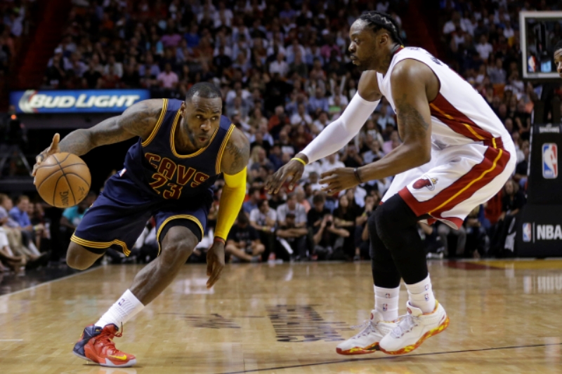 Hvězda Clevelandu LeBron James (vlevo).