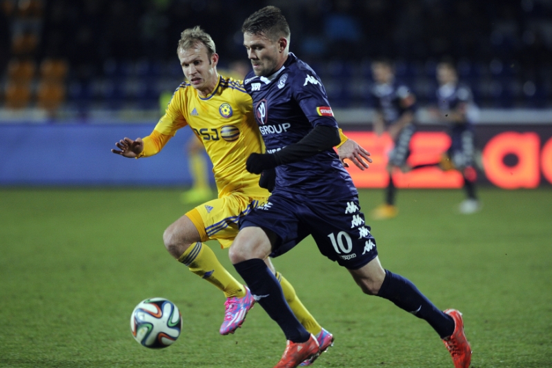 Fotbalista Luboš Kalouda (v modrém).