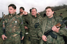 Rok 1994. Velitel bosenskosrbské armády generál Ratko Mladić (uprostřed) obklopen svými bodyguardy.
