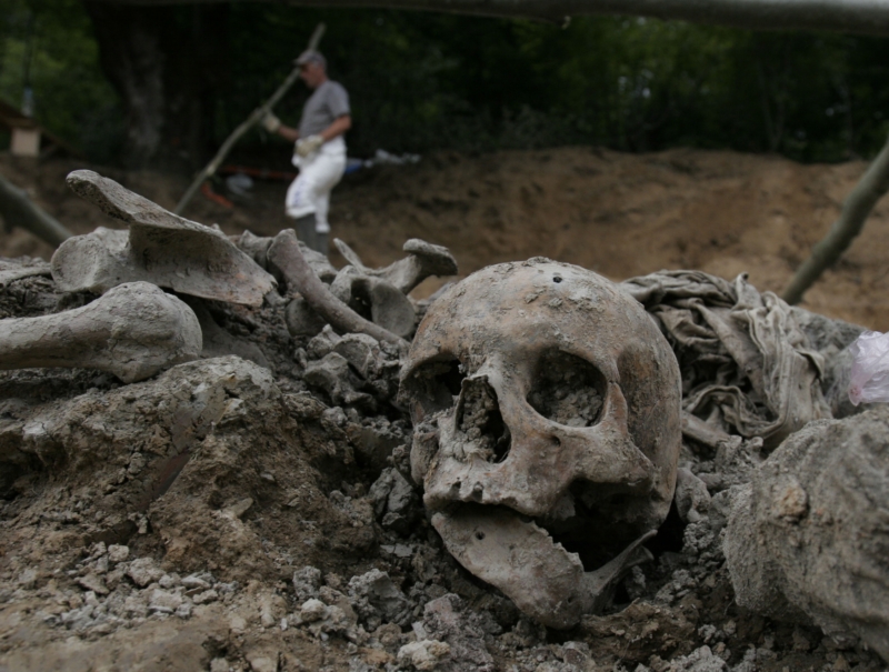 Lidská lebka nalezená při exhumaci masového hrobu poblíž Srebrenice.