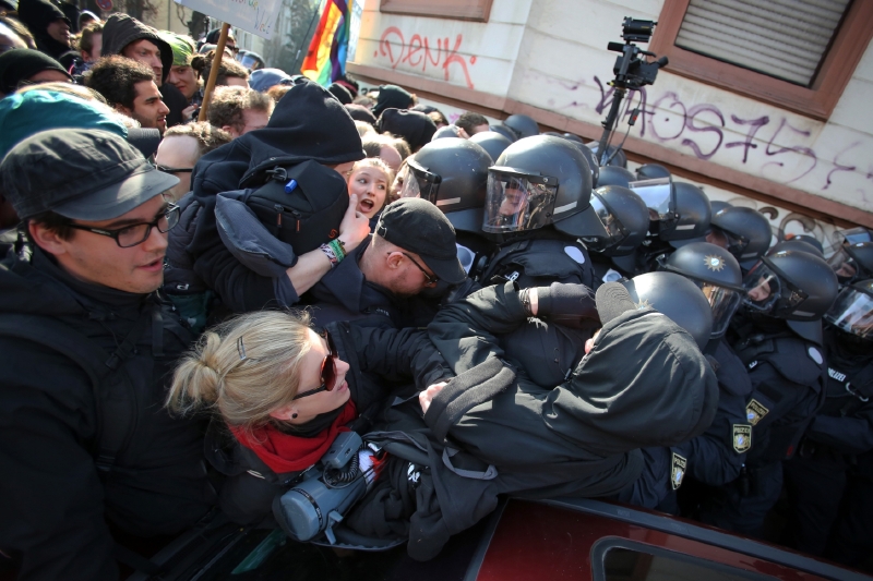 Střety demonstrantů s policií.