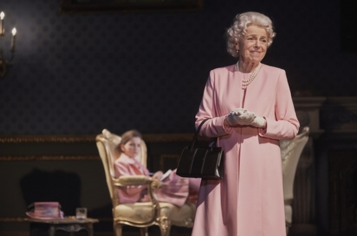 Ve hře "Audience u královny" vystřídá Iva Janžurová jako Alžběta II. několik kostýmů. Pestrými modely je známá i sama britská panovnice.