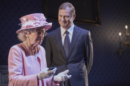 Iva Janžurová jako Alžběta II. a Martin Pechlát v roli současného britského premiéra Davida Camerona.