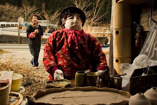 Prvního slaměného strašáky vyrobila Japonka před 13 lety - podobal se jejímu otci.