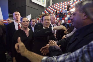 Jicchak Herzog přijímá gratulace.