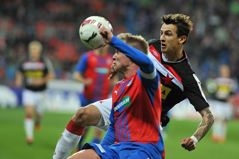 Utkání 19. kola první fotbalové ligy: Viktoria Plzeň - Slavia Praha, 18. března v Plzni. Zleva David Limberský z Plzně a Vukadin Vukadinovič ze Slavie.