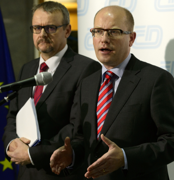 Ministr dopravy Dan Ťok a premiér Bohuslav Sobotka.