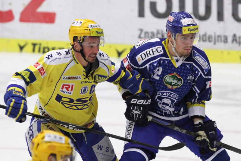 Vlevo Petr Čajánek (ZLN) a Jan Káňa II. (KOM). Čtvrté utkání čtvrtfinále Play off hokejové extraligy PSG Zlín - HC Kometa Brno, které se hrálo 16. března 2015 ve Zlíně.
