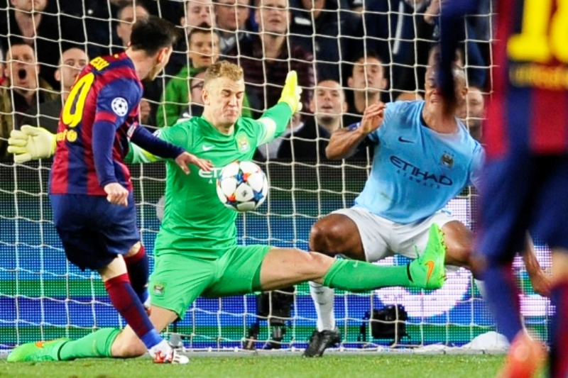 Brankář Manchesteru City Joe Hart likviduje šanci Barcelony.