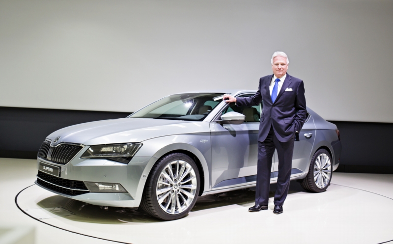 Šéf automobilky Škoda Auto Winfried Vahland pózuje u vozu Škoda Superb na výroční tiskové konferenci 16. března v Mladé Boleslavi.