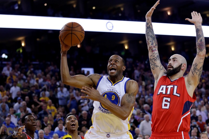Momentka za zápasu mezi Golden State a Atlantou.