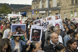 Demonstrace jezídů proti Islámskému státu v Bielefieldu.